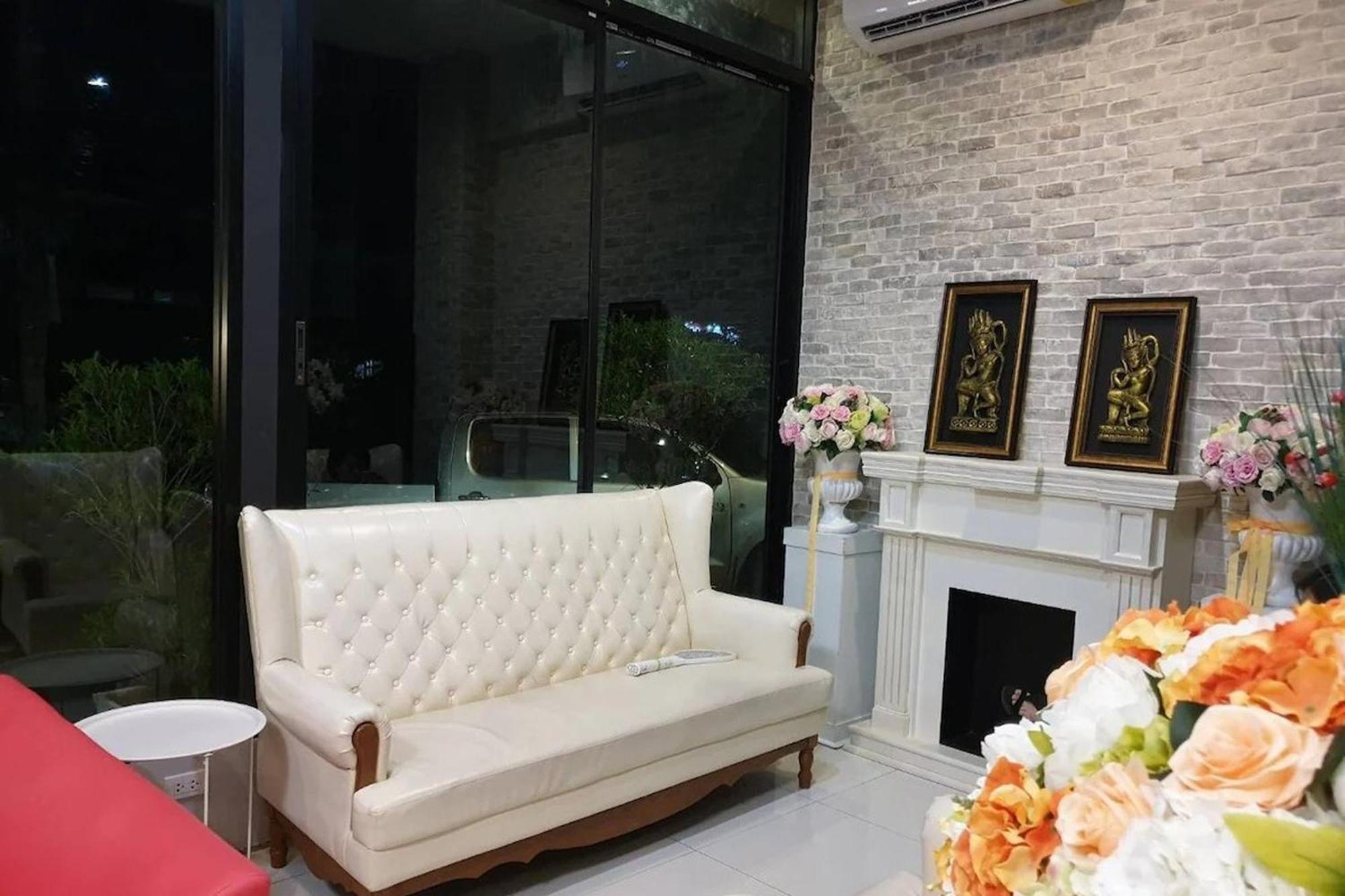 La Viva Hotel Buriram Exterior foto